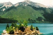 巴松措风景区